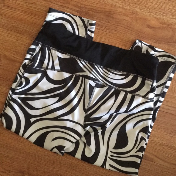 Black & White Capris - Picture 2 of 3
